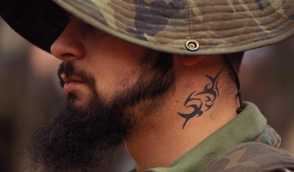 Тату на шее солдата