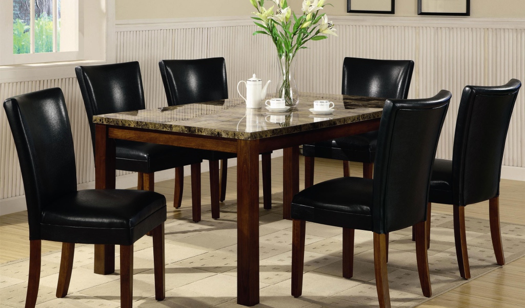 Чай на столе в столовой