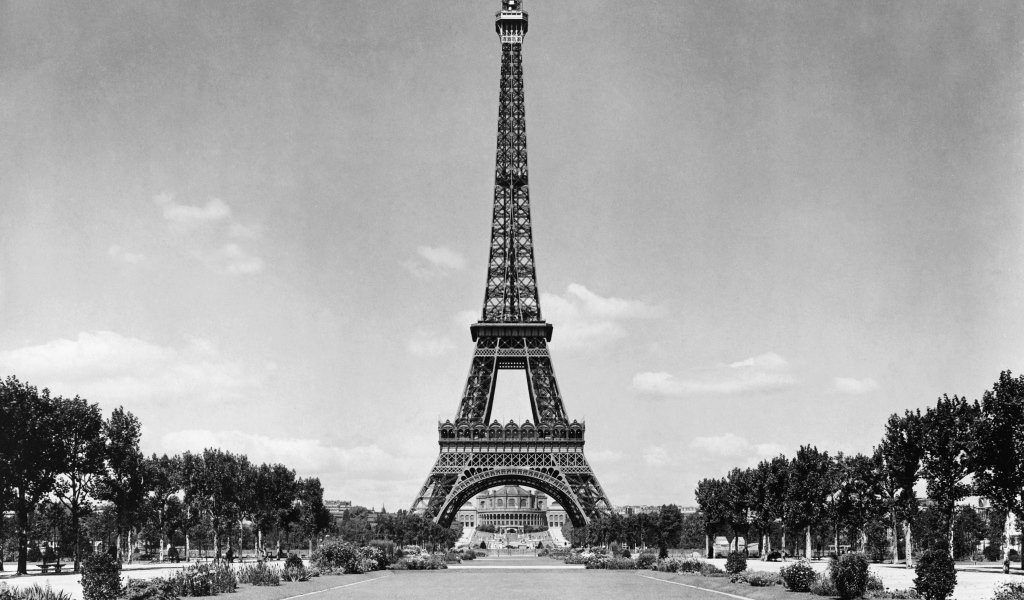 Эйфелева башня и парк, чёрно-белое фото