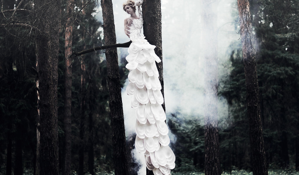 Фотография Девушка на дереве