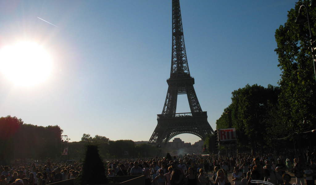 The crowd near the Eiffel Tower