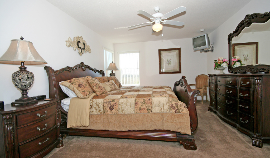 Вентилятор на потолке спальни