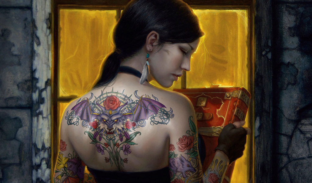 Девушка с татуировкой дракона на спине