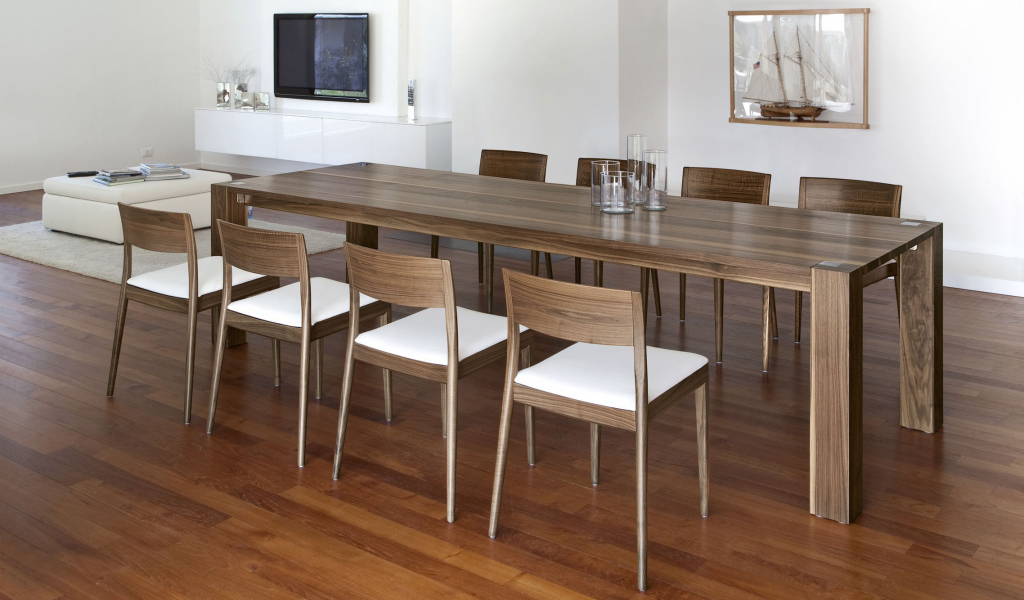 Длинный стол в столовой