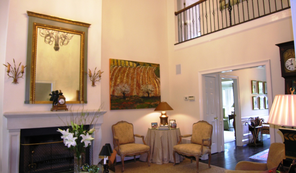 Зеркало над камином в гостиной