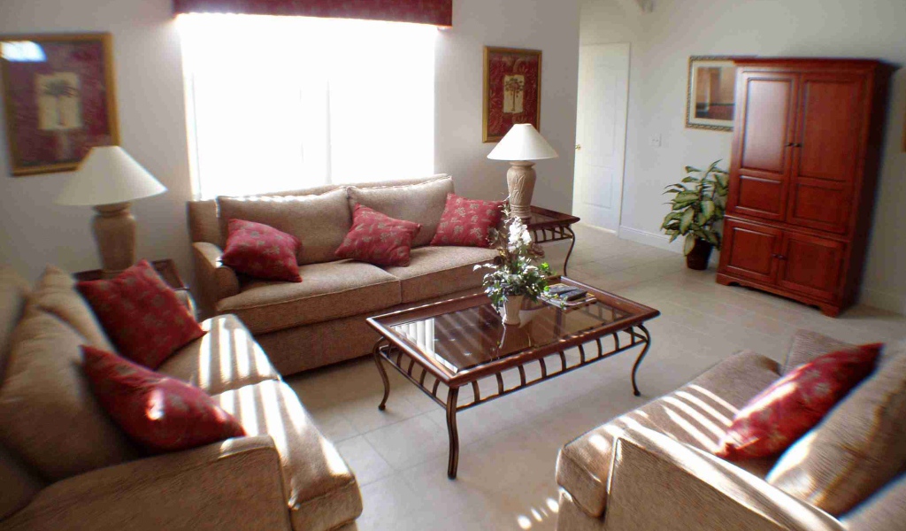 Красный цвет в оформлении гостиной