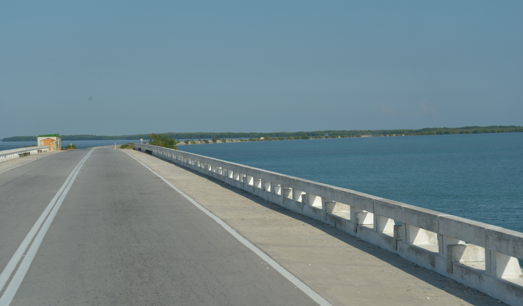 Дорога на побережье на курорте Кайо Санта Мария, Куба