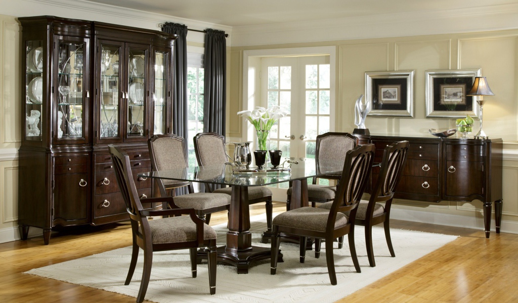 Просторная столовая в доме