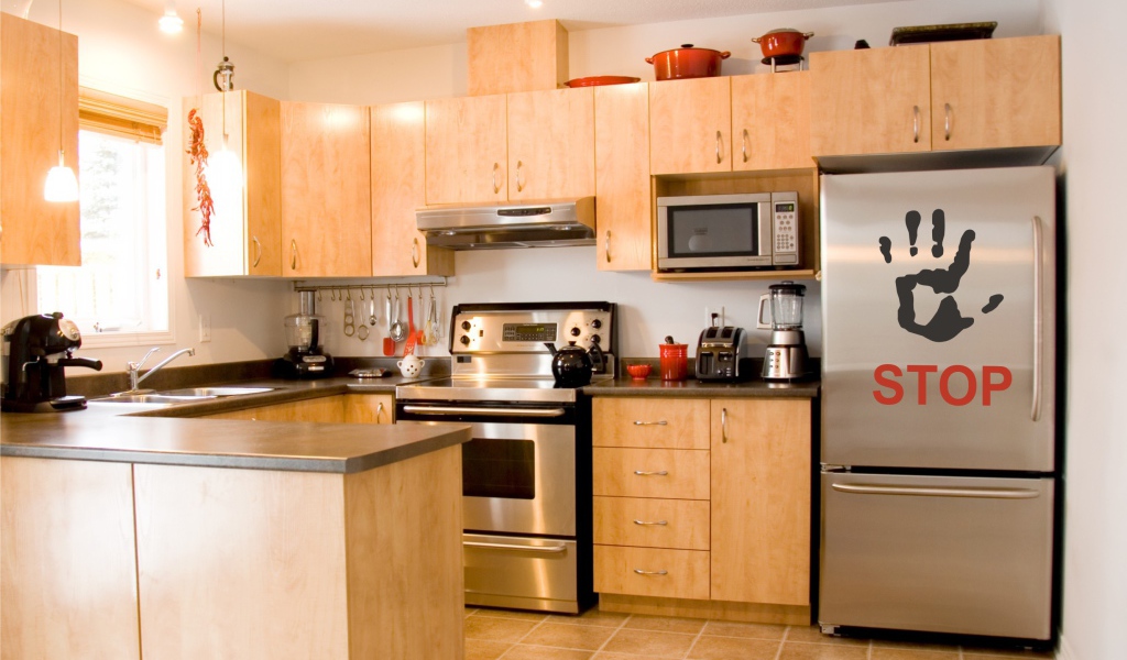 Наклейка на холодильнике в кухне