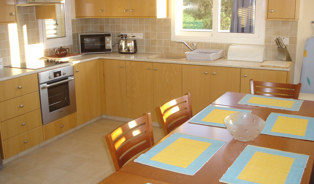 Солнце светит в окно на кухне