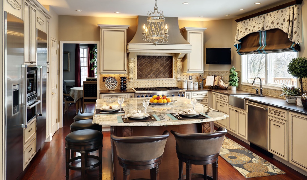 Стол накрыт в кухне