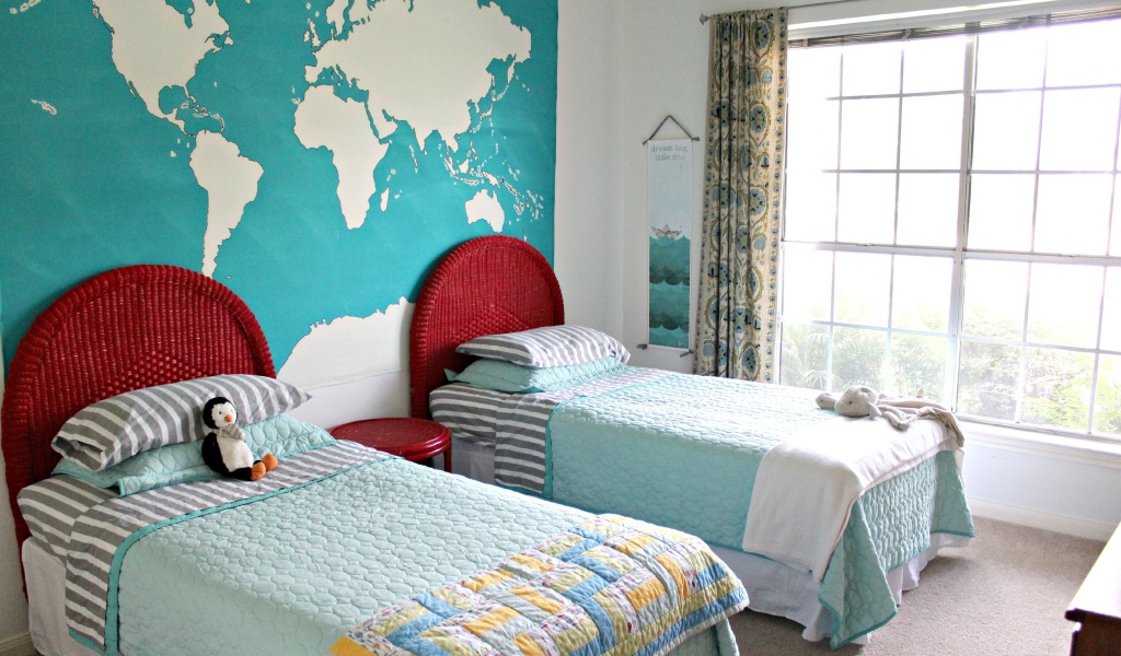 Карта мира на стене в детской