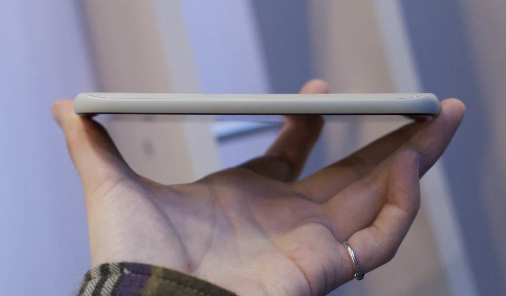 Тонкий YotaPhone 2 в руках