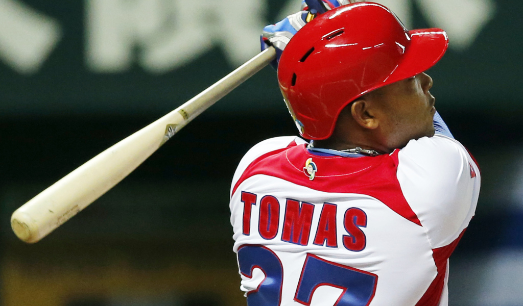 Томас Ясмани играет в бейсбол