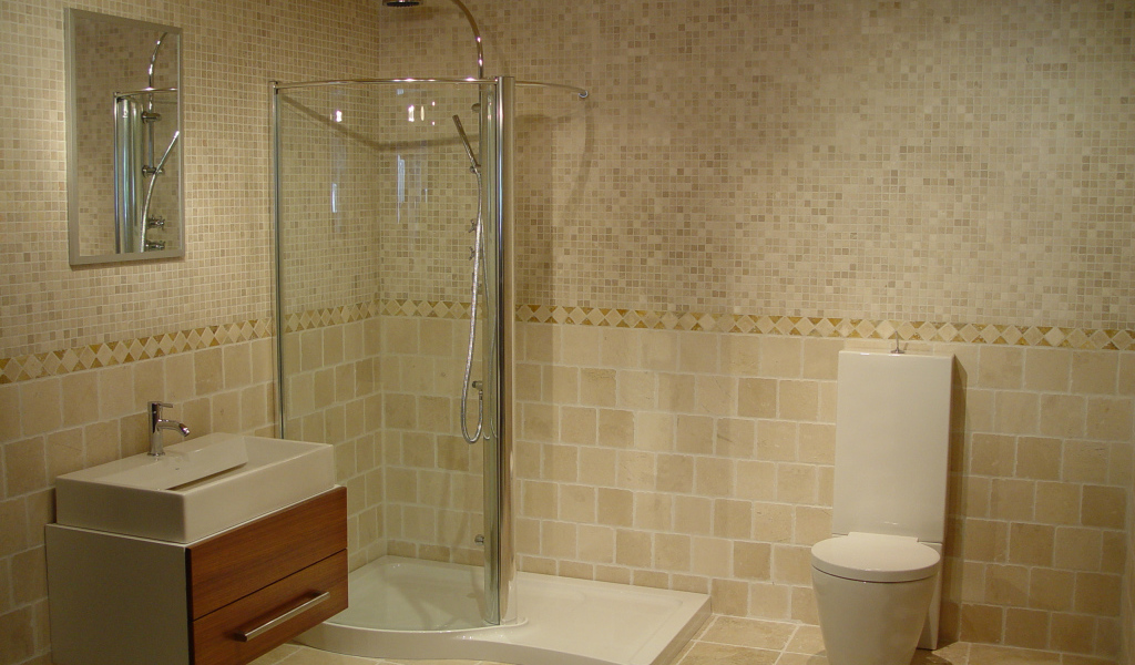 Прозрачная душевая кабина в ванной