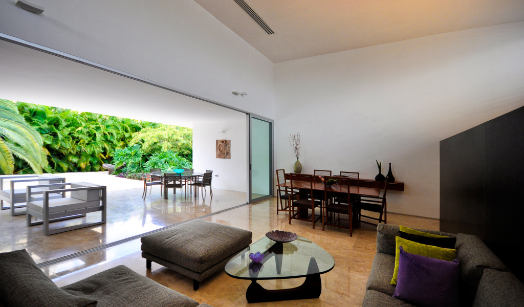 Прозрачная стена в столовой