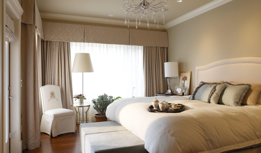 Поднос с кофе на кровати