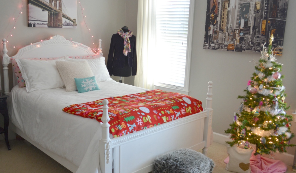 Елка в детской комнате