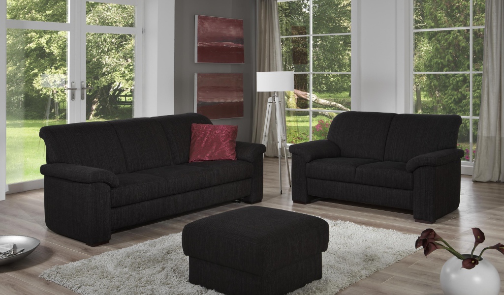 Два черных дивана в гостиной