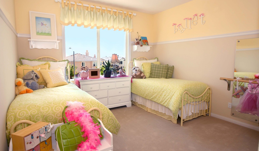 Две кровати для близняшек