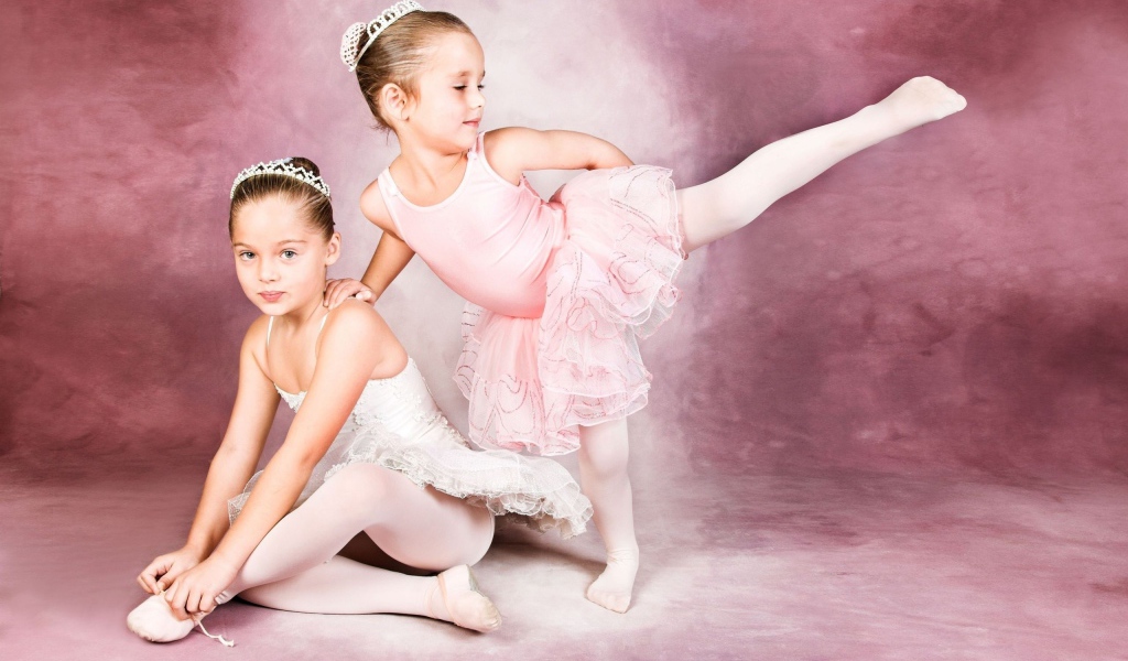 Две юных балерины