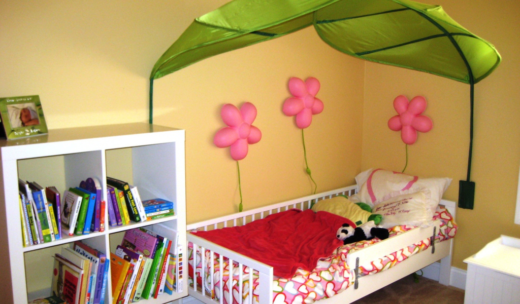 Зонтик над кроватью в детской