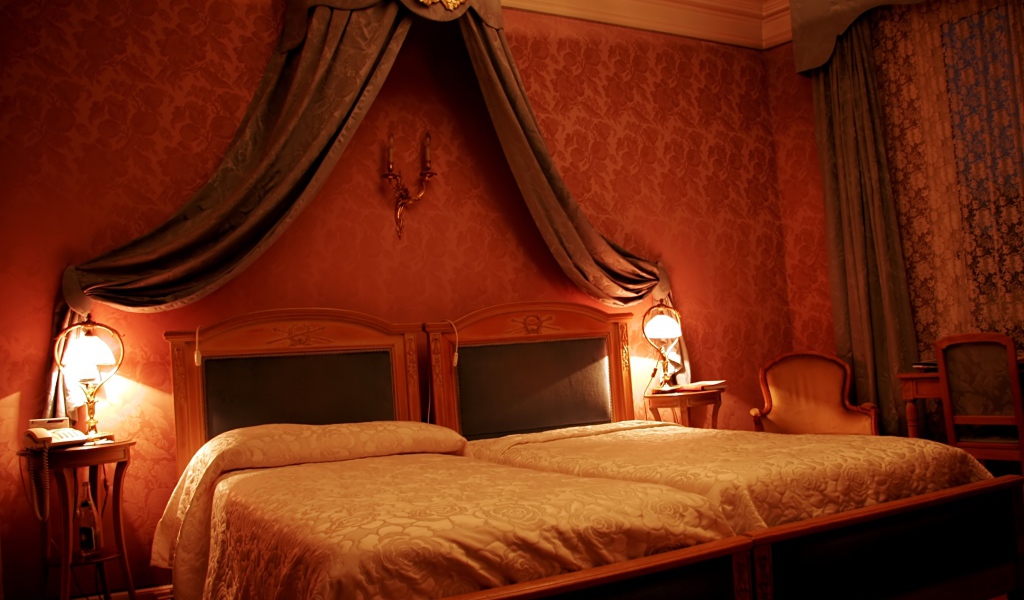 Кровать под вензелем в спальне