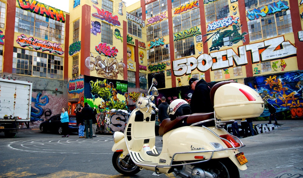 Разные граффити на домах