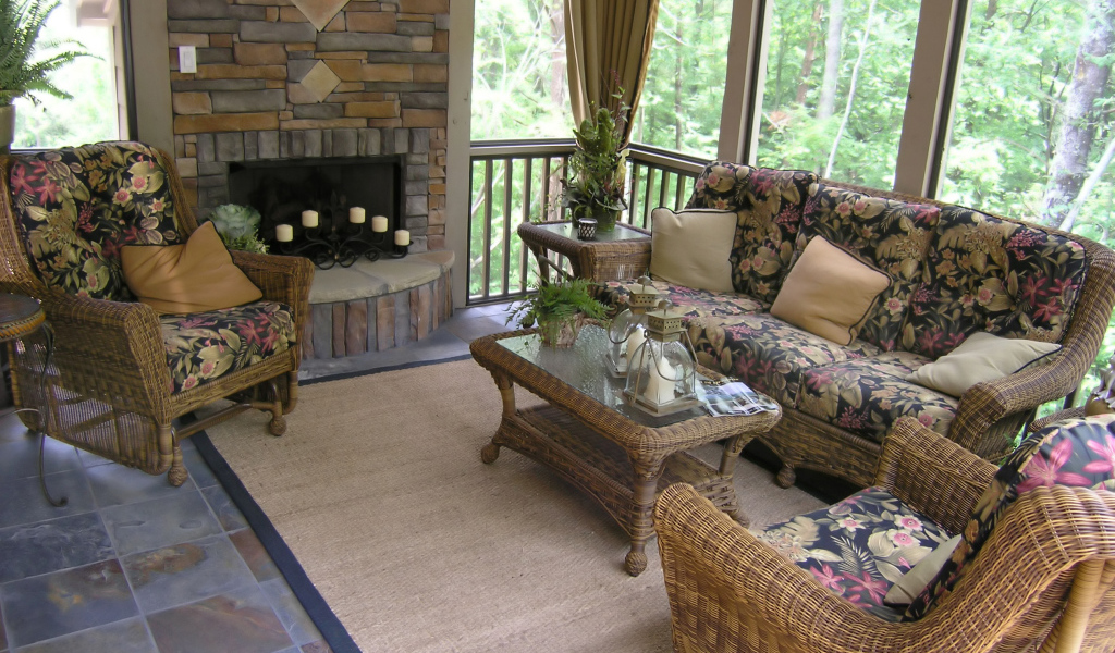 Веранда с плетеной мебелью