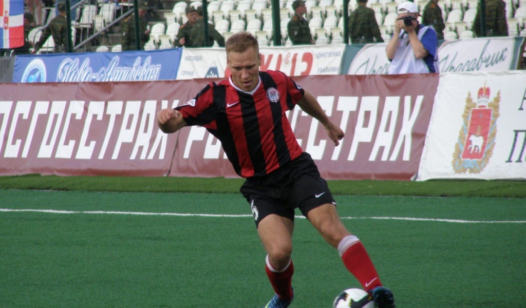 Виталий Гришин полузащитник Амкара с мячом
