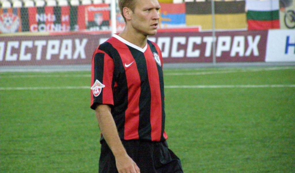 Виталий Гришин полузащитник Амкара на поле