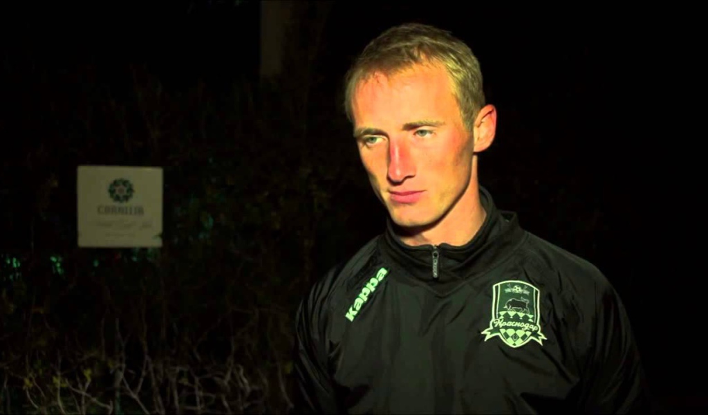 Владислав Игнатьев полузащитник клуба Кубань на фоне трибун