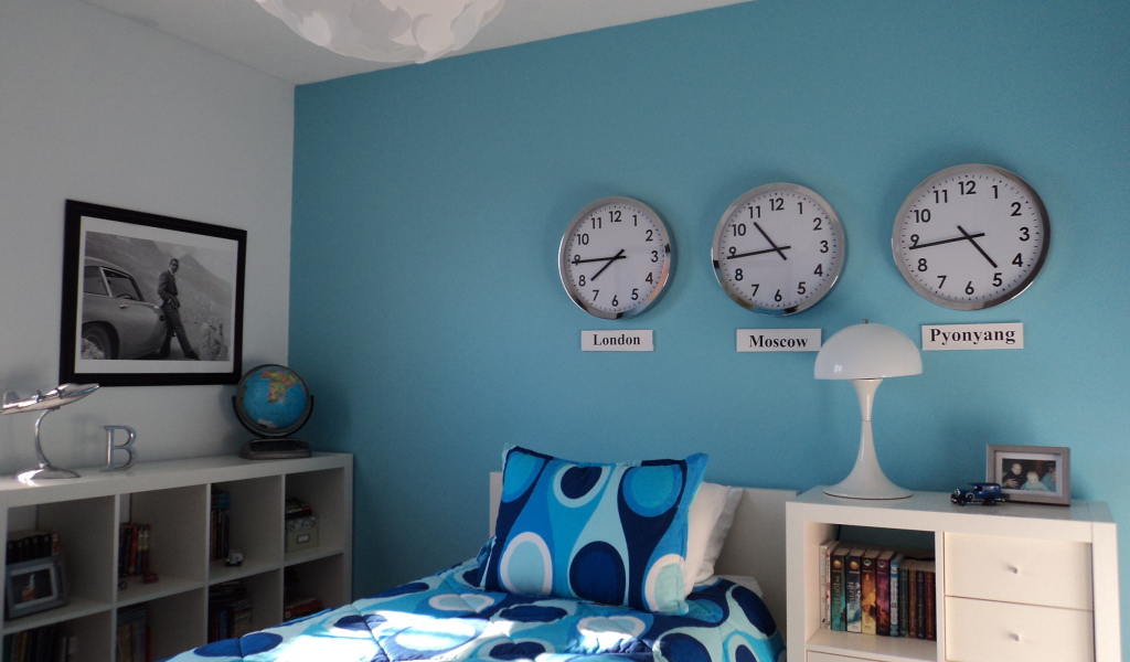 Часы над кроватью в детской