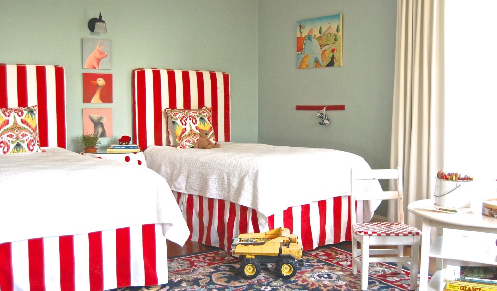 Белые покрывала на кроватях в детской