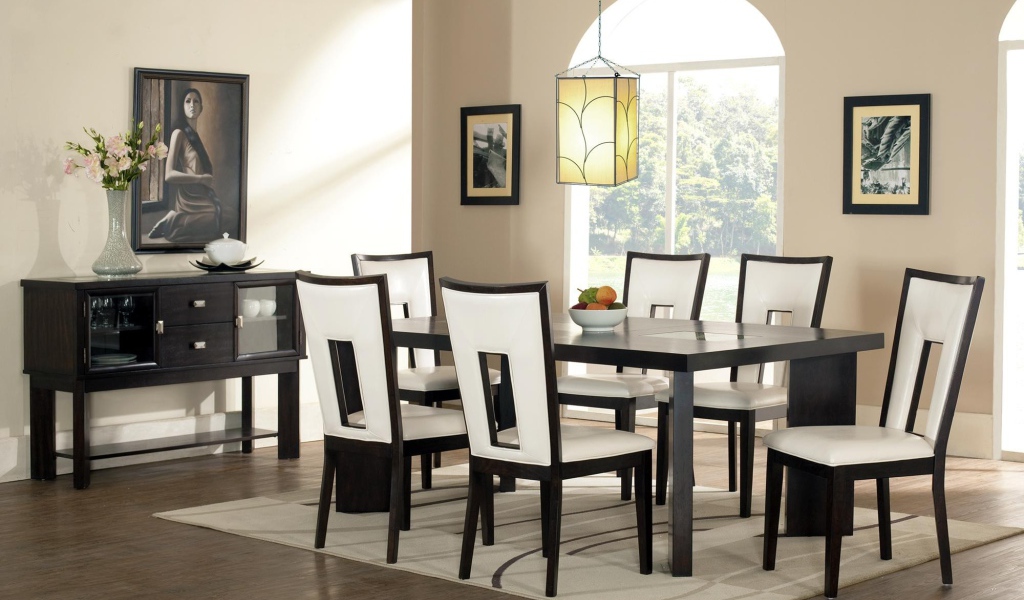 Белые стулья в столовой