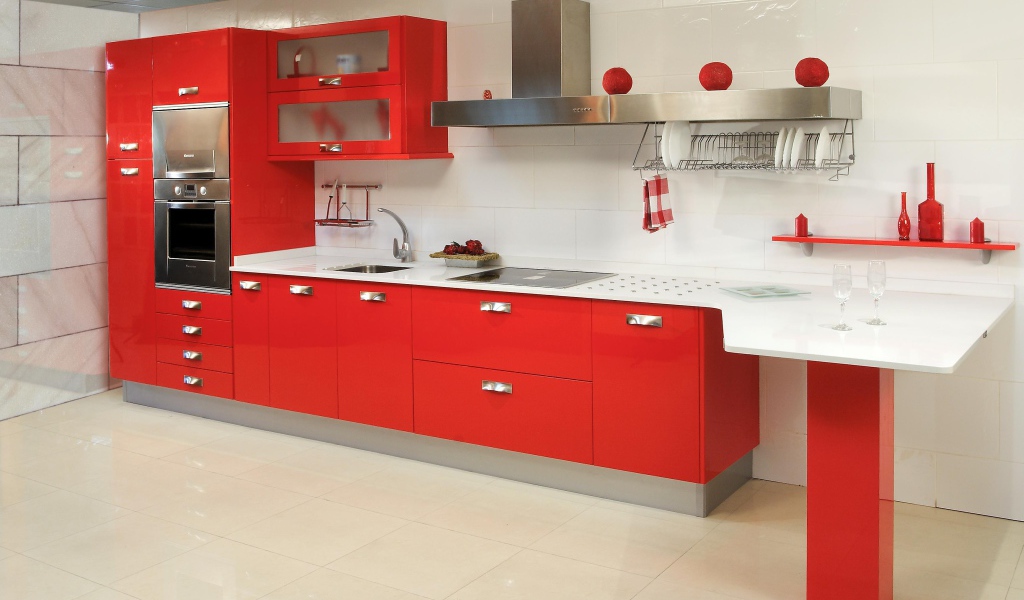 Белая столешница в красной кухне