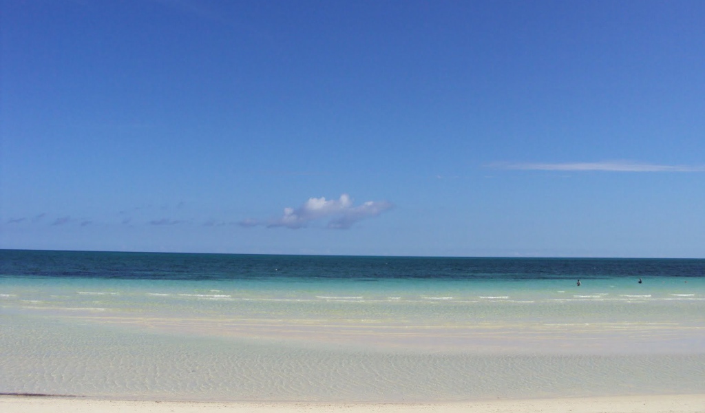 Белый песок на пляже на курорте Кайо Коко, Куба