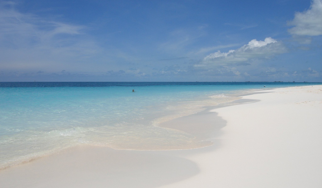 Белый песок на пляже на курорте Кайо Ларго, Куба