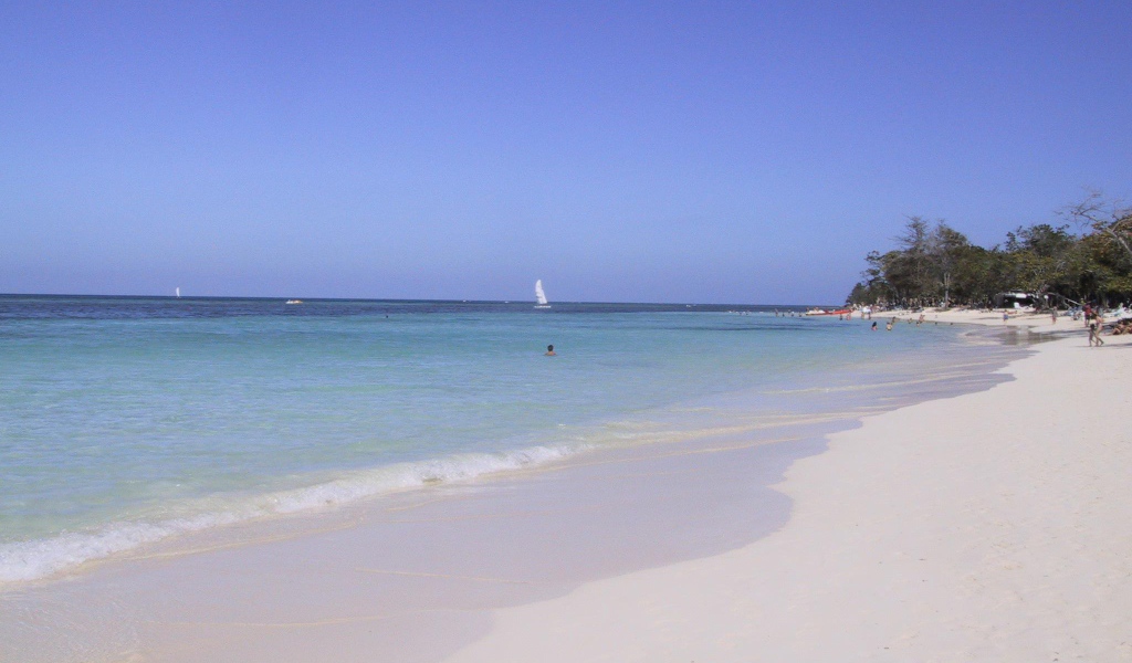 Белый песок на пляже на курорте Гуардалавака, Куба