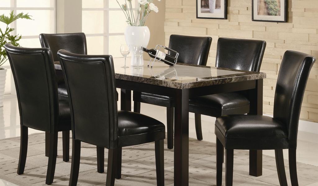 Вино на столе в столовой