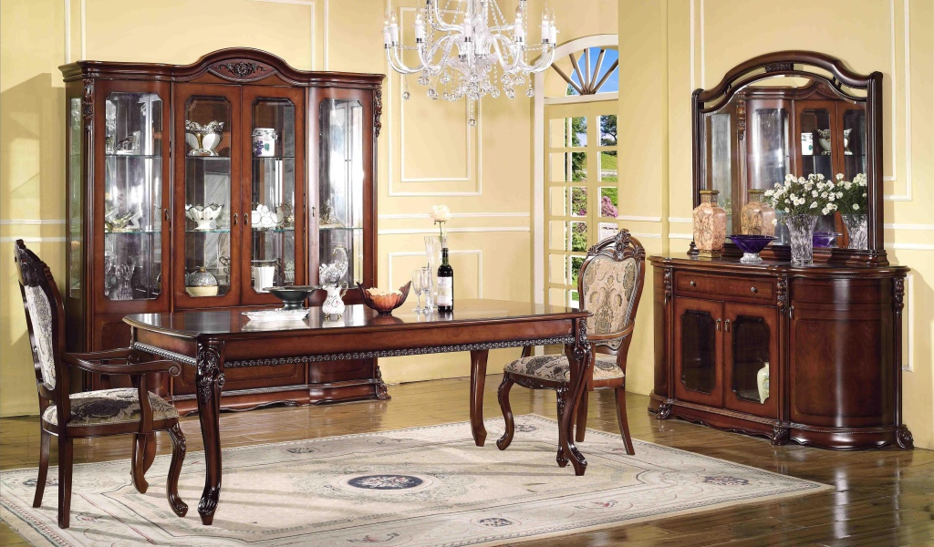 Вино на столе в гостиной