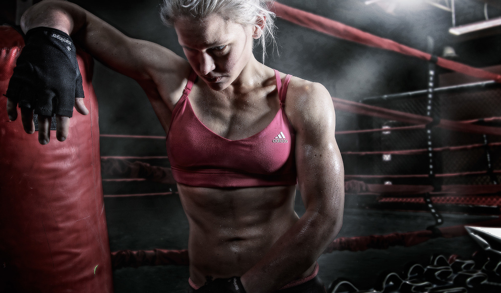 Женщина в ринге