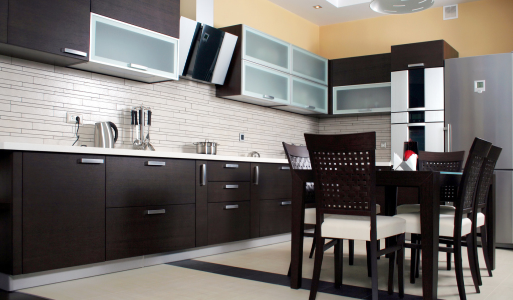 Деревянная коричневая мебель в кухне