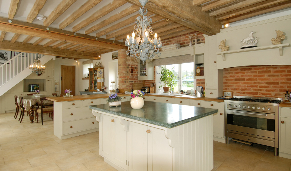 Деревянный потолок в кухне