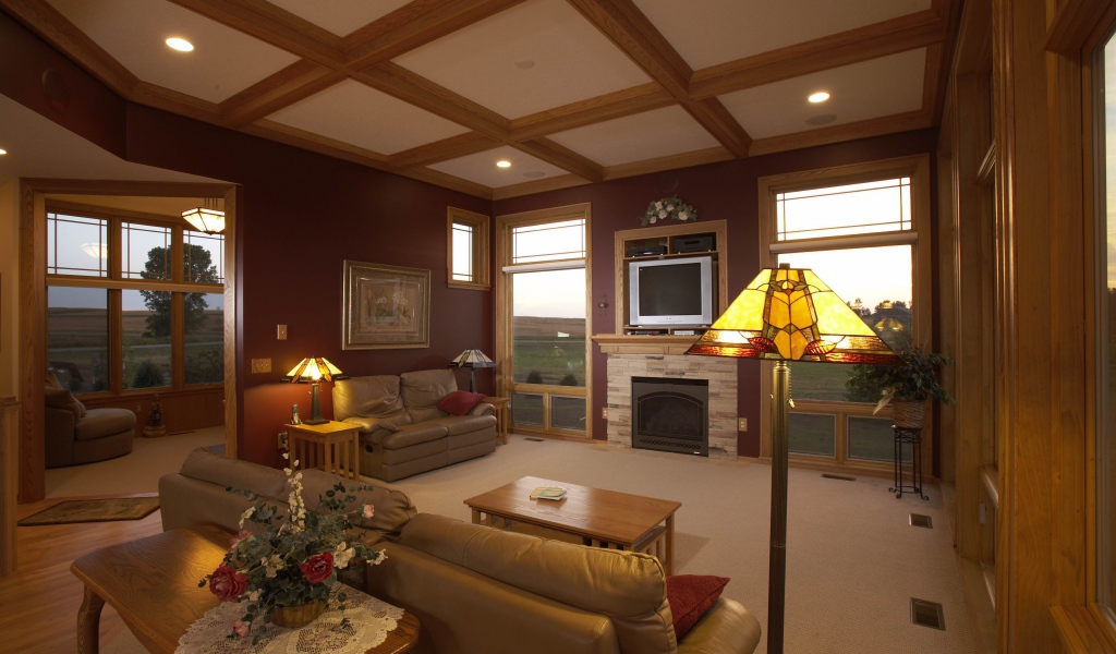 Деревянный потолок в гостиной