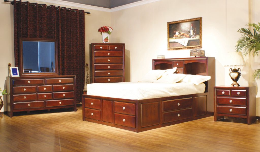 Деревянная мебель в спальне