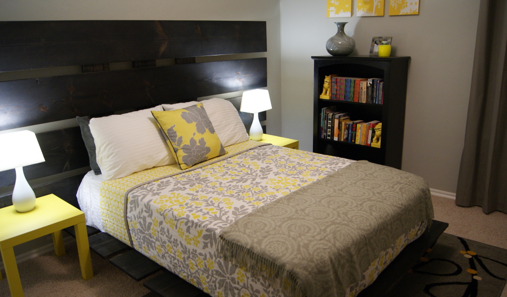 Деревянная спинка кровати в спальне