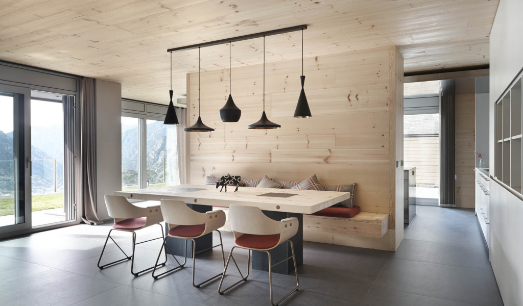 Деревянные стены и потолок в столовой