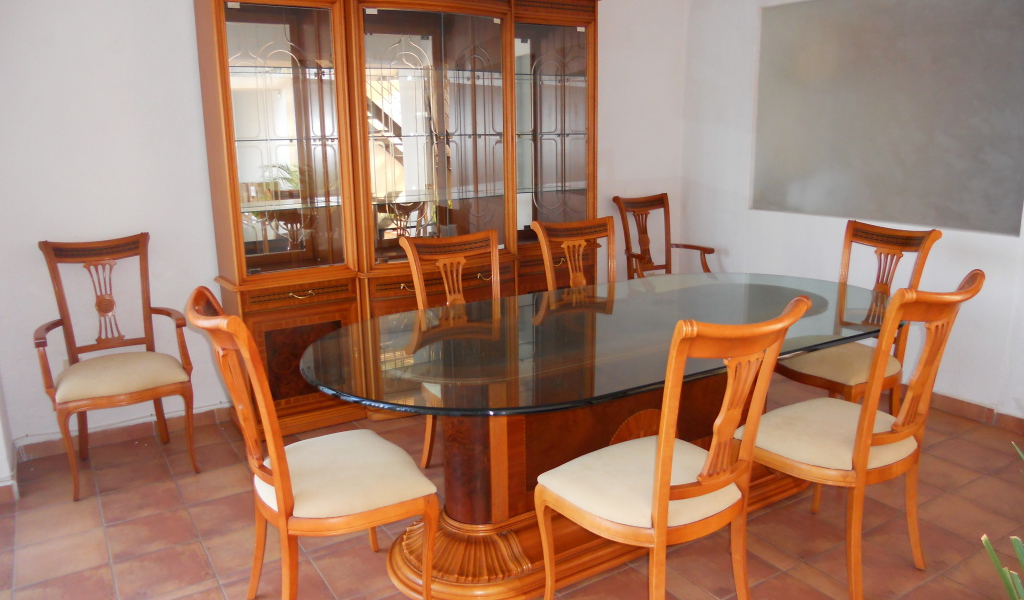 Столешница в столовой из стекла