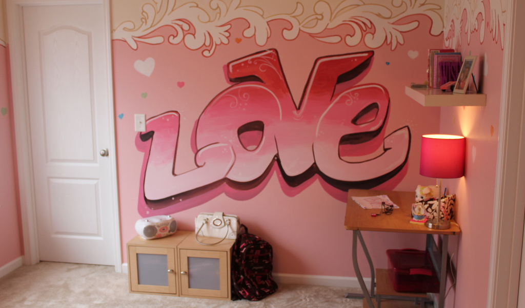 Надпись на стене в детской комнате